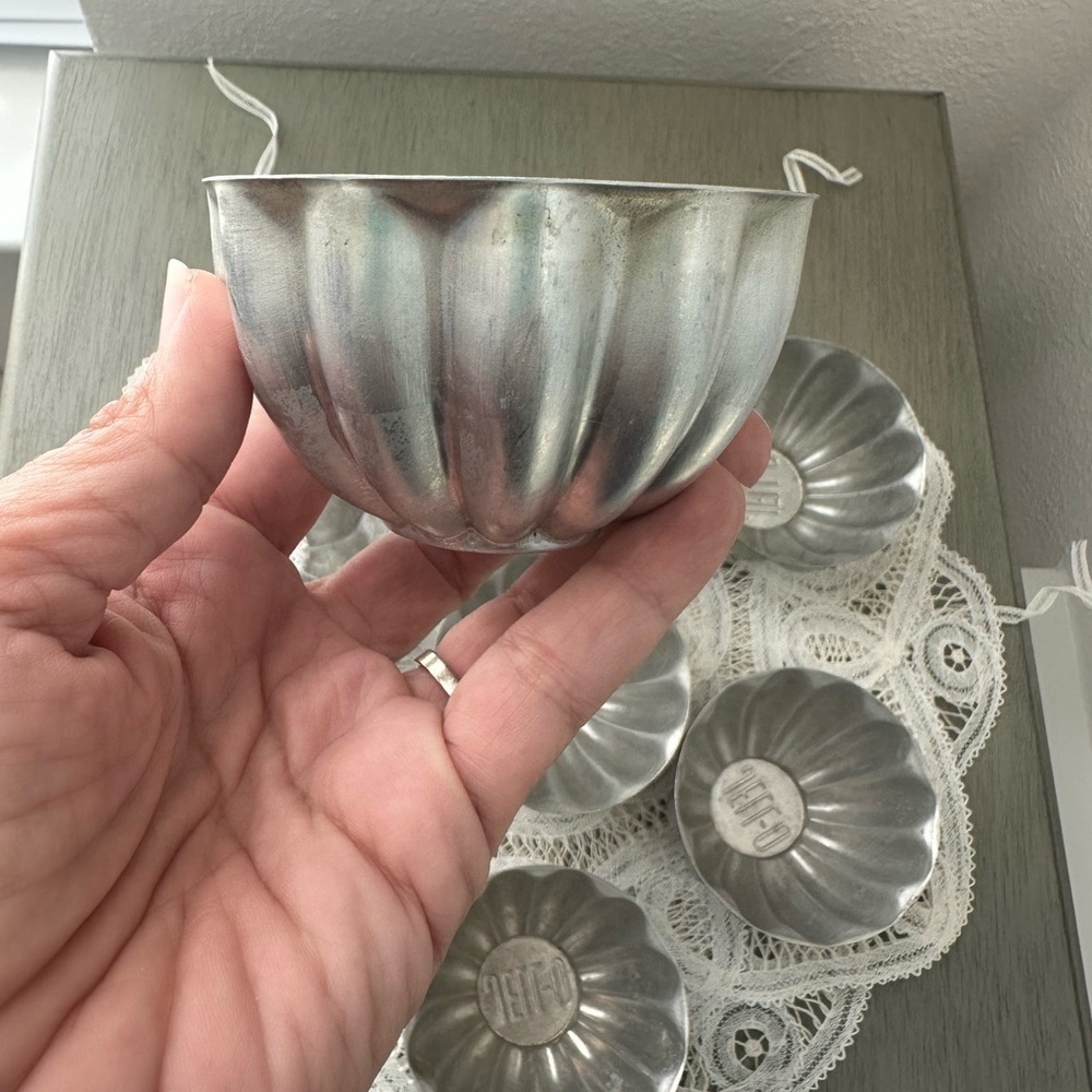Vintage Aluminum JELL-O
Individual Fluted Jello Molds
Baking Tins Set Of 7 - Picture 2 of 3